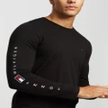 Tommy Hilfiger - Essential Tommy Long Sleeve Tee - T-Shirts & Singlets (Black) Essential Tommy Long Sleeve Tee