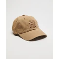 New Era - ICONIC EXCLUSIVE Casual Classic New York Yankees Cap - Headwear (Washed Camel) ICONIC EXCLUSIVE - Casual Classic New York Yankees Cap