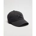 New Era - ICONIC EXCLUSIVE Casual Classic New York Yankees Cap - Headwear (Washed Dark Graphite) ICONIC EXCLUSIVE - Casual Classic New York Yankees Cap