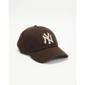 New Era - ICONIC EXCLUSIVE Casual Classic New York Yankees Cap - Headwear (Burnt Wood & Stone Chain) ICONIC EXCLUSIVE - Casual Classic New York Yankees Cap
