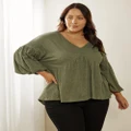 Atmos&Here Curvy - Eliza Relaxed V Neck Top - T-Shirts & Singlets (Green) Eliza Relaxed V-Neck Top