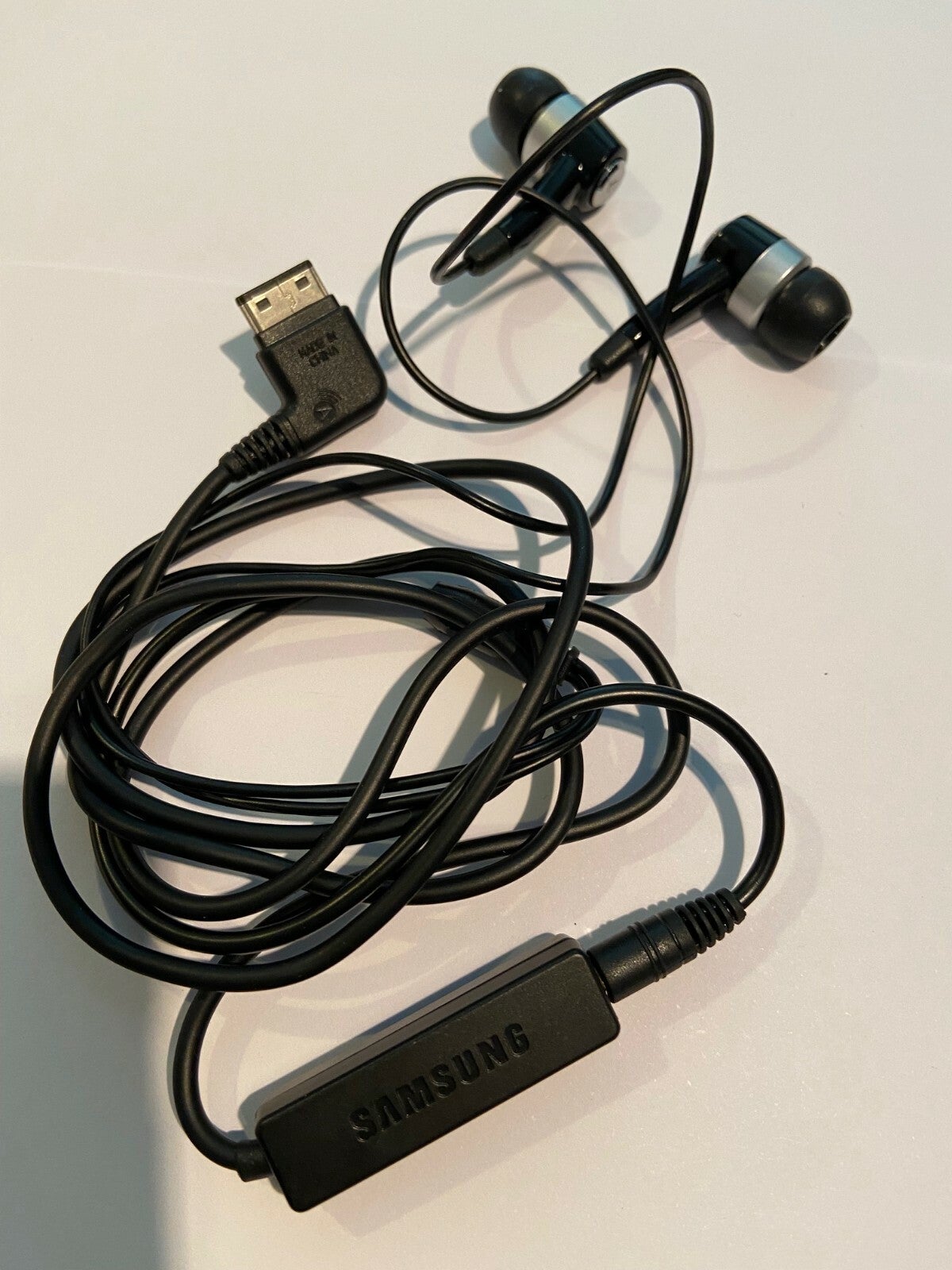 Samsung Stereo Earbuds Headset Aaep407sbe Black Original. Brand Sealed Pack.