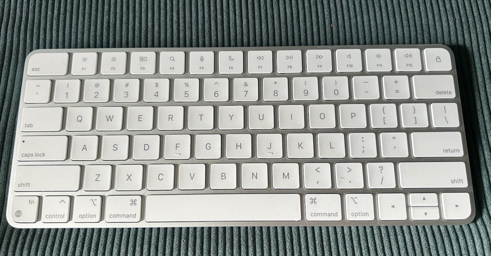 Apple Magic Keyboard (model A2450) Compact