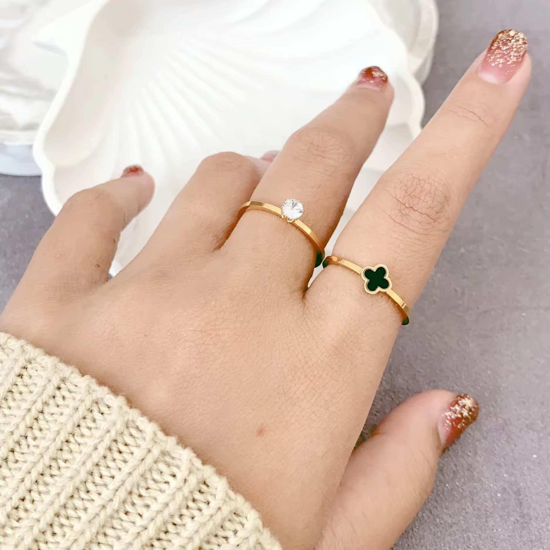 CINCIN TITANIUM SET ISI DUA PCS GOLD 24K ANTI KARAT SIZE BUNGA DAN PERMATA