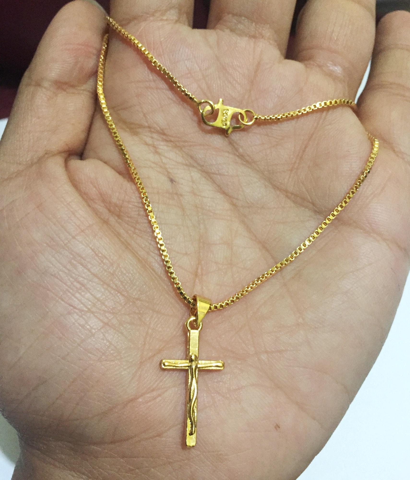 Lan’z kalung Dewasa Liontin Salib Timbul Titanium 18K ( emas)