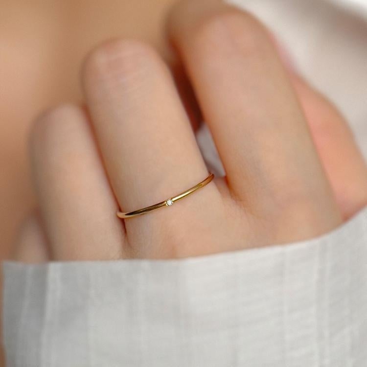 Cincin titanium tahan karat ultra-halus berlian-set sederhana dan modis untuk wanita cocok untuk pakaian sehari-hari