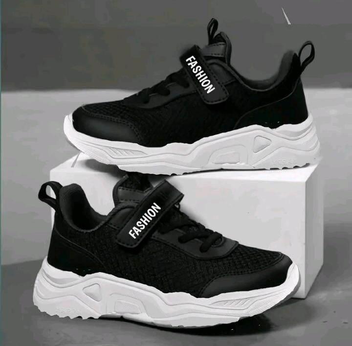 Sepatu Sekolah Warna Hitam TK SD SMP - Sepatu Sneaker Hitam dengan Velcro dan Desain Kasual.