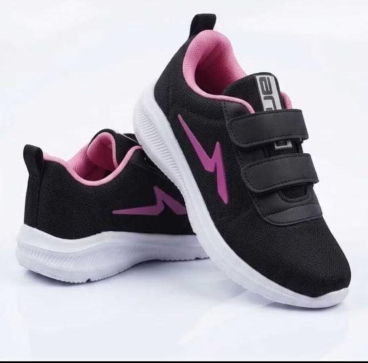 Sepatu Sekoalah dan olahraga hitam dengan aksen merah muda dan tampa tali /frepet