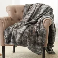 Amazon Brand – Pinzon Faux Fur Throw Blanket - 127 x 152 cm, Frost gray
