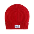 Dolce & Gabbana logo-patch ribbed-knit beanie - Red