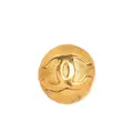CHANEL Pre-Owned 1990s CC-embossed brooch - Blue