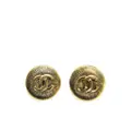 CHANEL Pre-Owned 1990s ribbed logo clip-on earrings - Gold