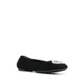 Tory Burch logo-plaque detail ballerina shoes - Black