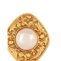 CHANEL Pre-Owned 1980s faux pearl clip-on earrings - Gold