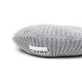 GANNI logo-patch ribbed hat - Grey