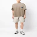 izzue logo-patch cargo shorts - Neutrals