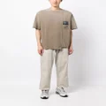 izzue logo-patch cargo trousers - Neutrals