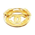 CHANEL Pre-Owned CC brass brooch - Gold