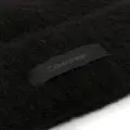 Calvin Klein logo-tag ribbed beanie - Black