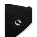 Fred Perry logo-patch ribbed beanie - Black
