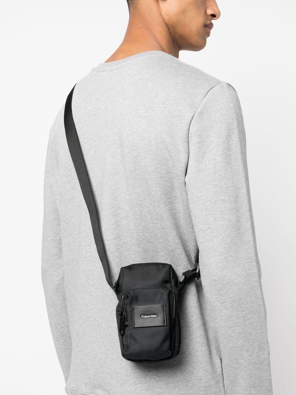 Calvin Klein logo-patch messenger bag - Black