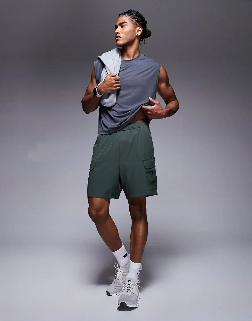 4505 Icon 18cm quick dry training cargo shorts with zip pockets in deep khaki-Green