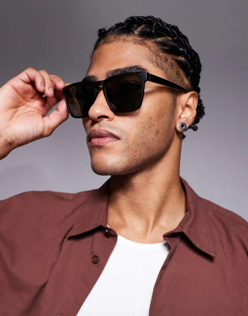 Quay unplugged square sunglasses in black polarised